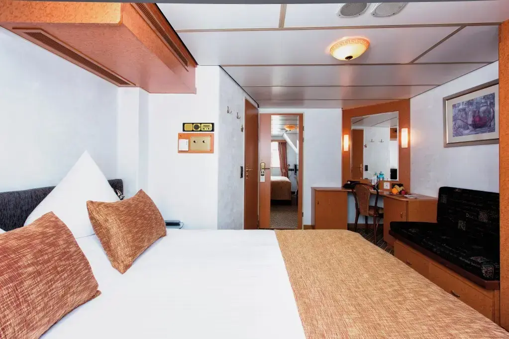 Deluxe Cabin3.webp