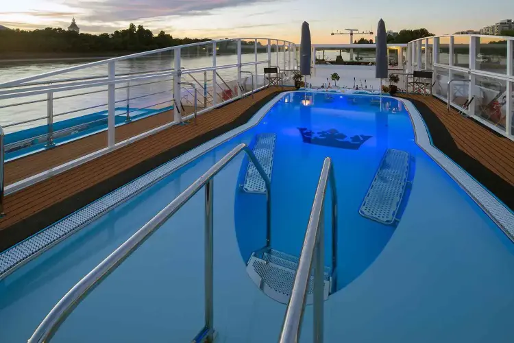 ship_27_pool_gallery.webp