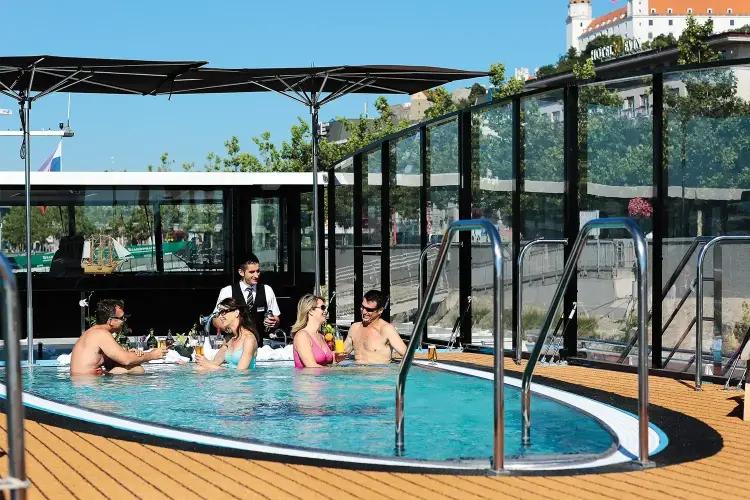 ataglance_amaserena_sundeckpool.webp