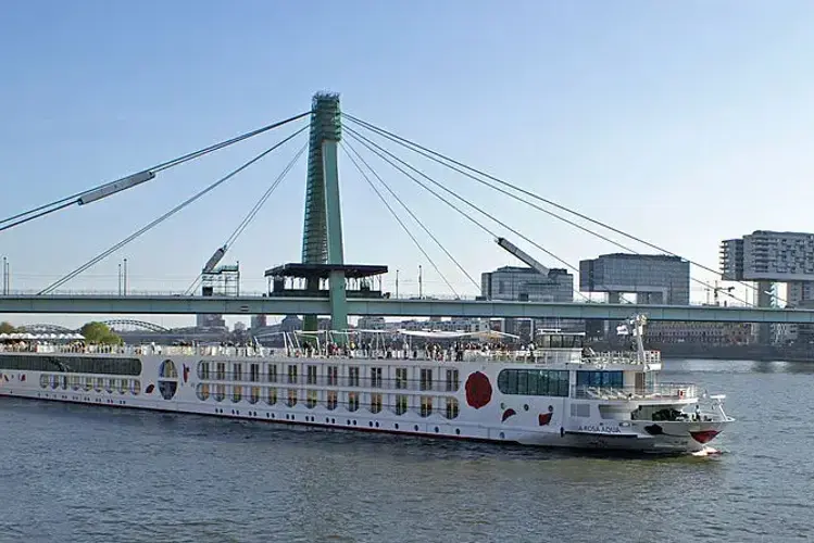 800px-A-Rosa_Aqua_(ship,_2009)_005.webp