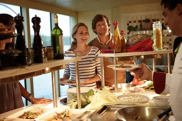 RH_DLX_PEOPLE_LIVE_COOKING_03_web_04_78da7ab0dc.webp