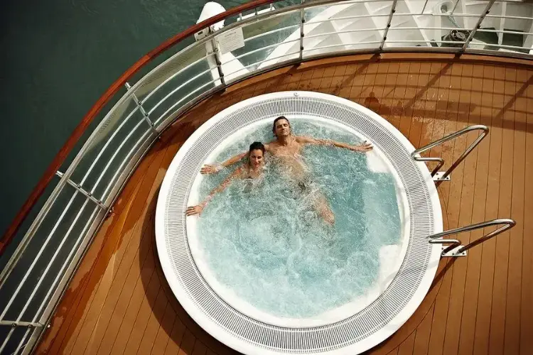 RN_DLX_WHIRLPOOL_PEOPLE_06_web_06_4aa6580662.webp