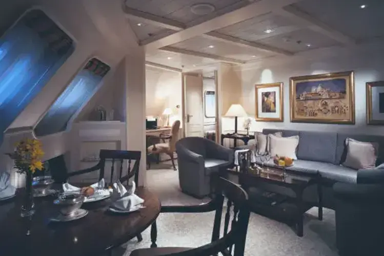 ROYAL SUITE.webp