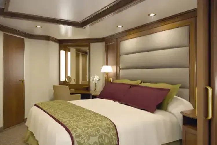 SILVER SUITE1.webp