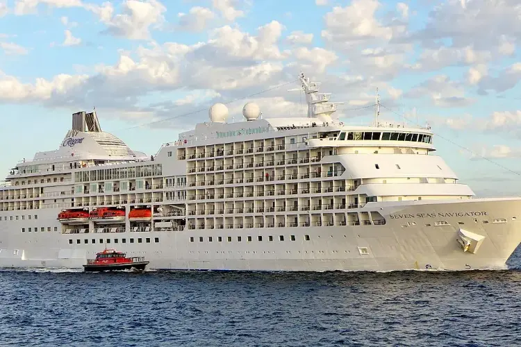 1200px-Seven_Seas_Navigator,_Fremantle,_2018_(06).webp