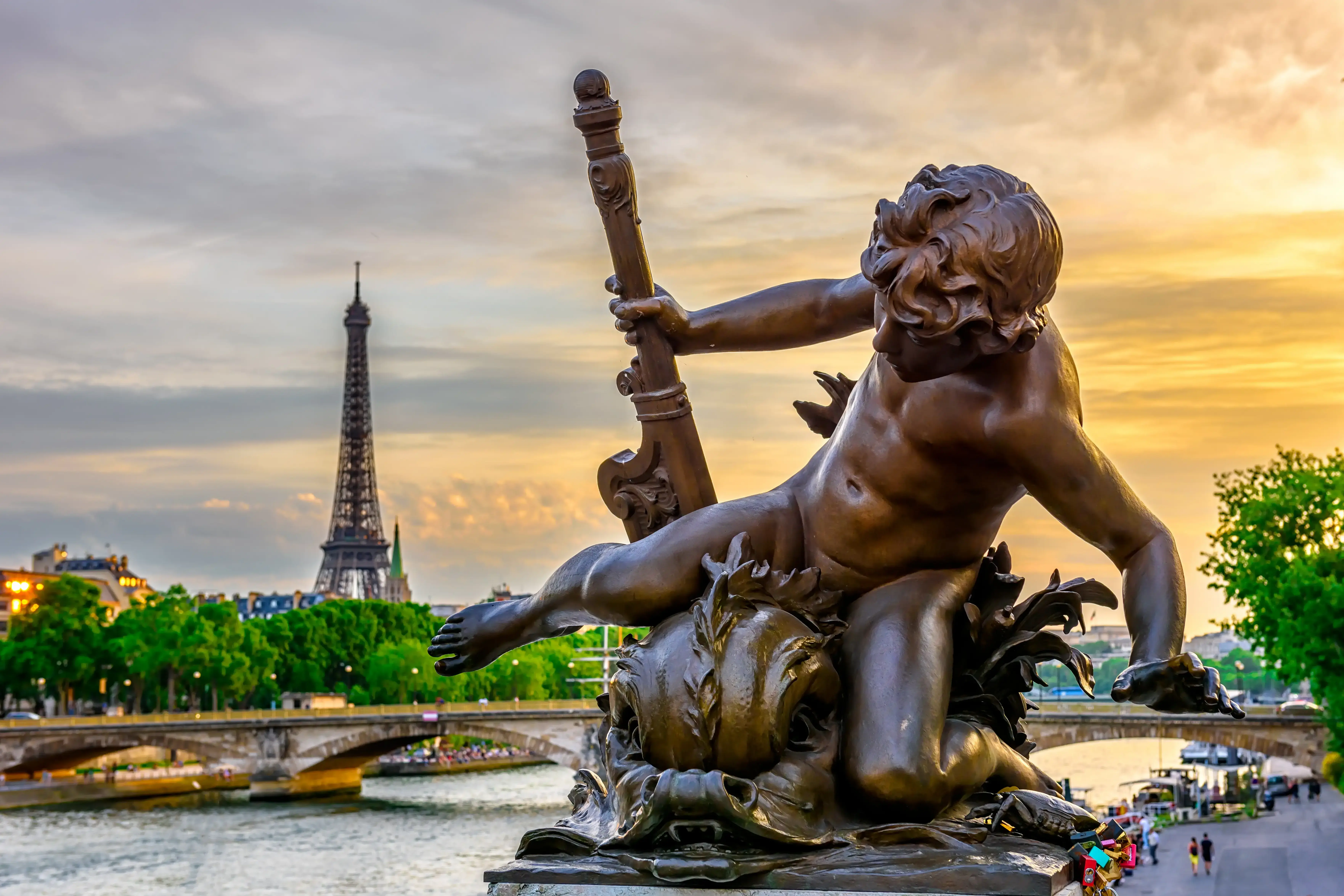 Lueftner_Cruises_Amadeus_France_Seine_Paris_Eiffel_Tower__Pont_Alexandre_III_c_shutterstock_713556448.webp