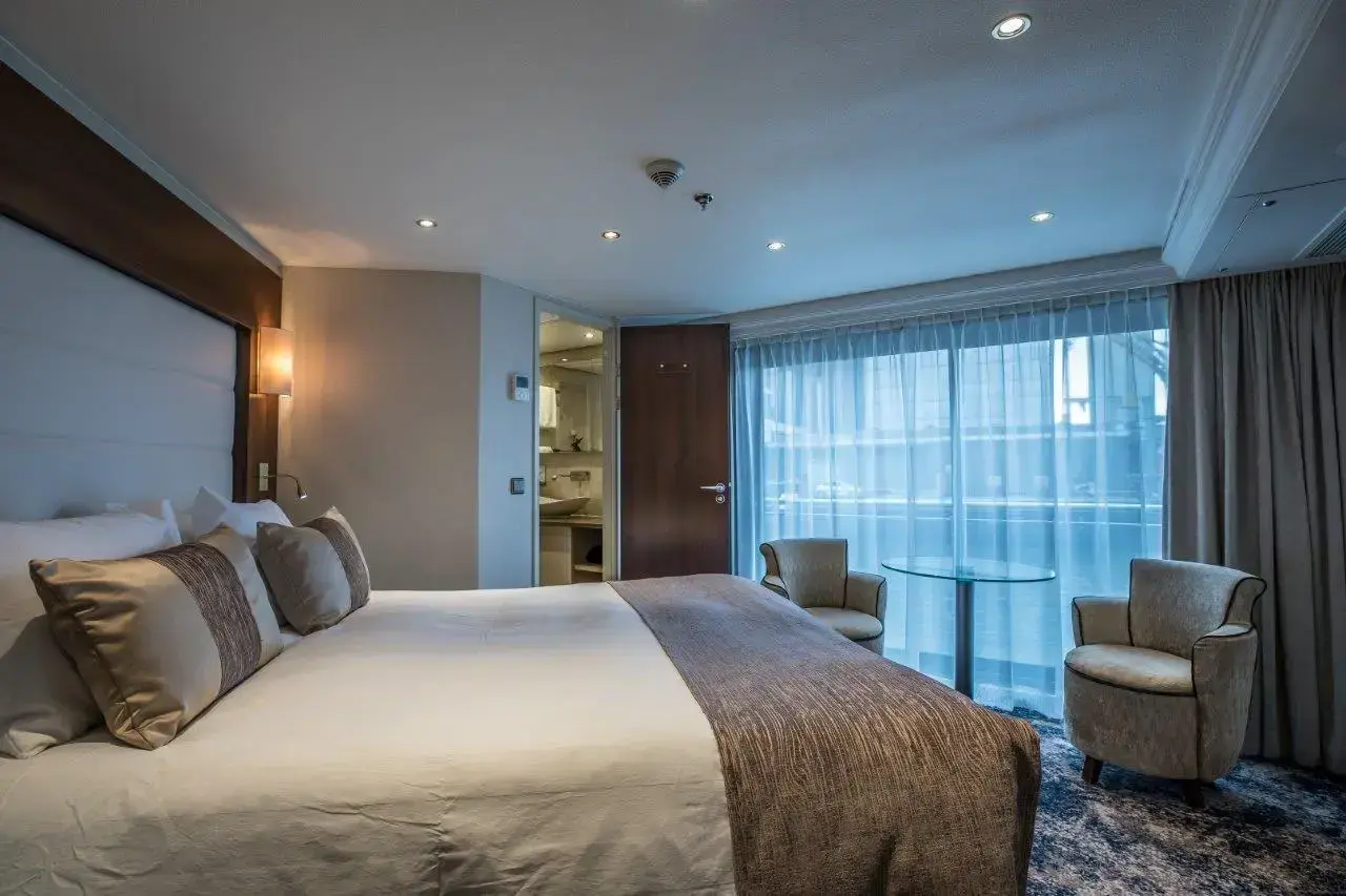 BW Room 302-5323.webp