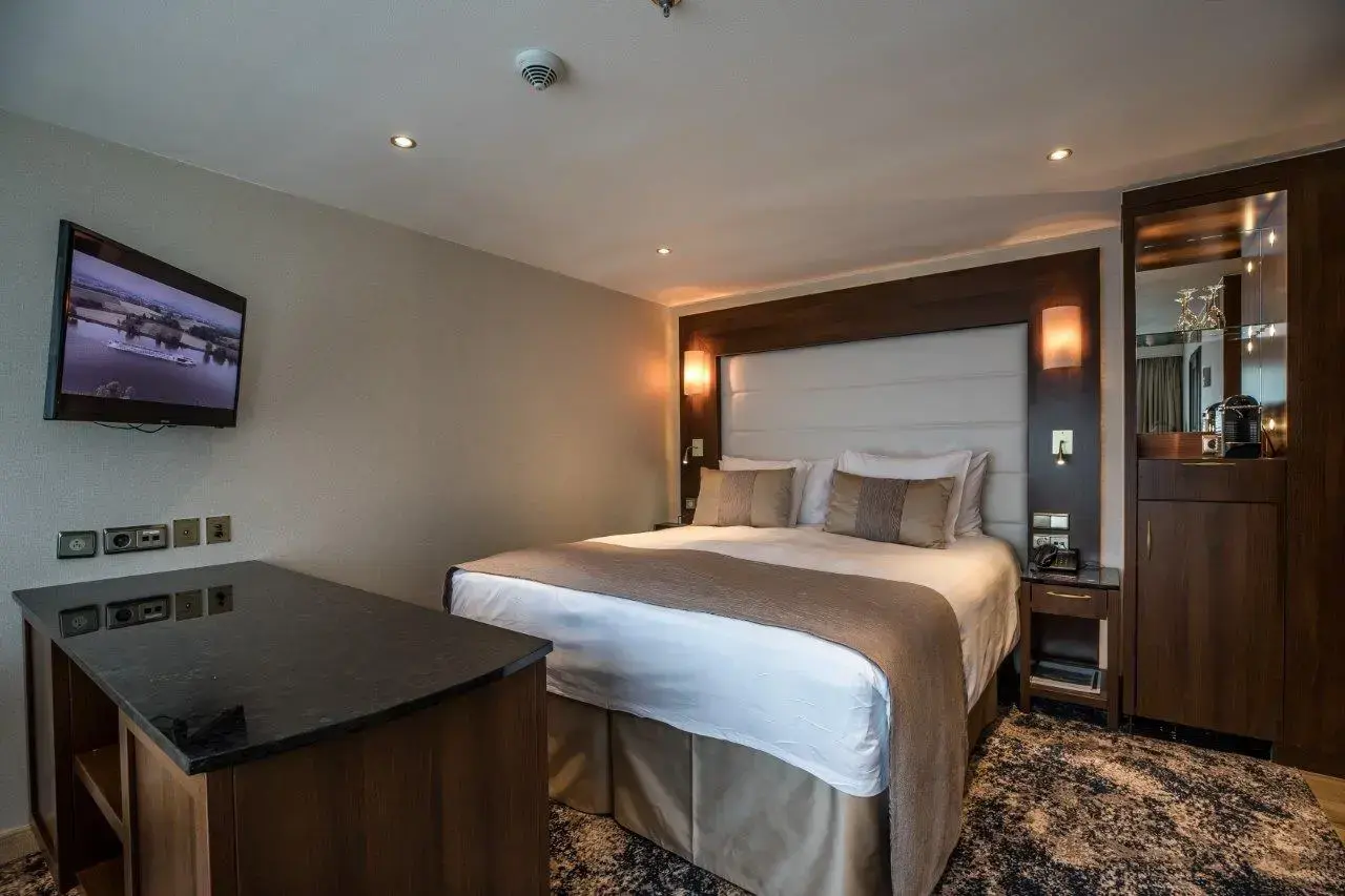 BW Room 206-5477.webp