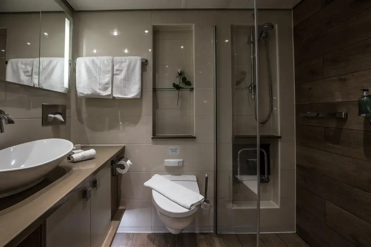 BW Room 206-5495.webp