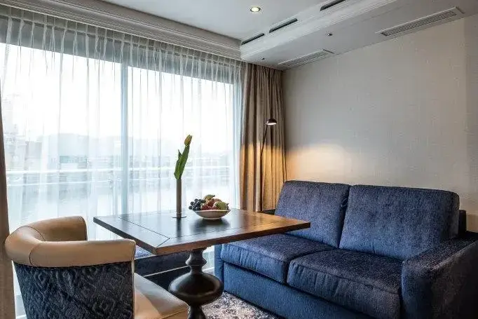 BW Room 304-5444.webp