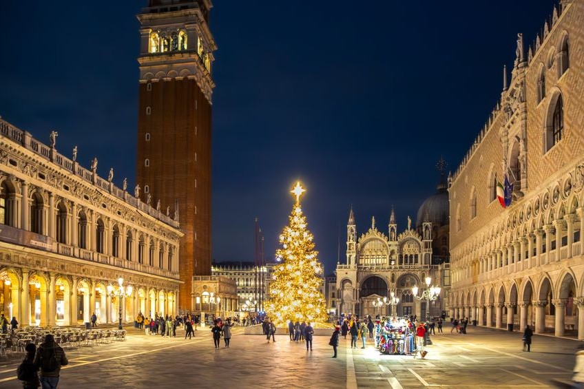 venise-place-saint-marc-noel-thomas-adobestock_690389751-thomas