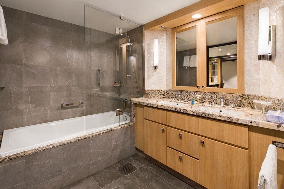 grand-suite-bathroom.jpg