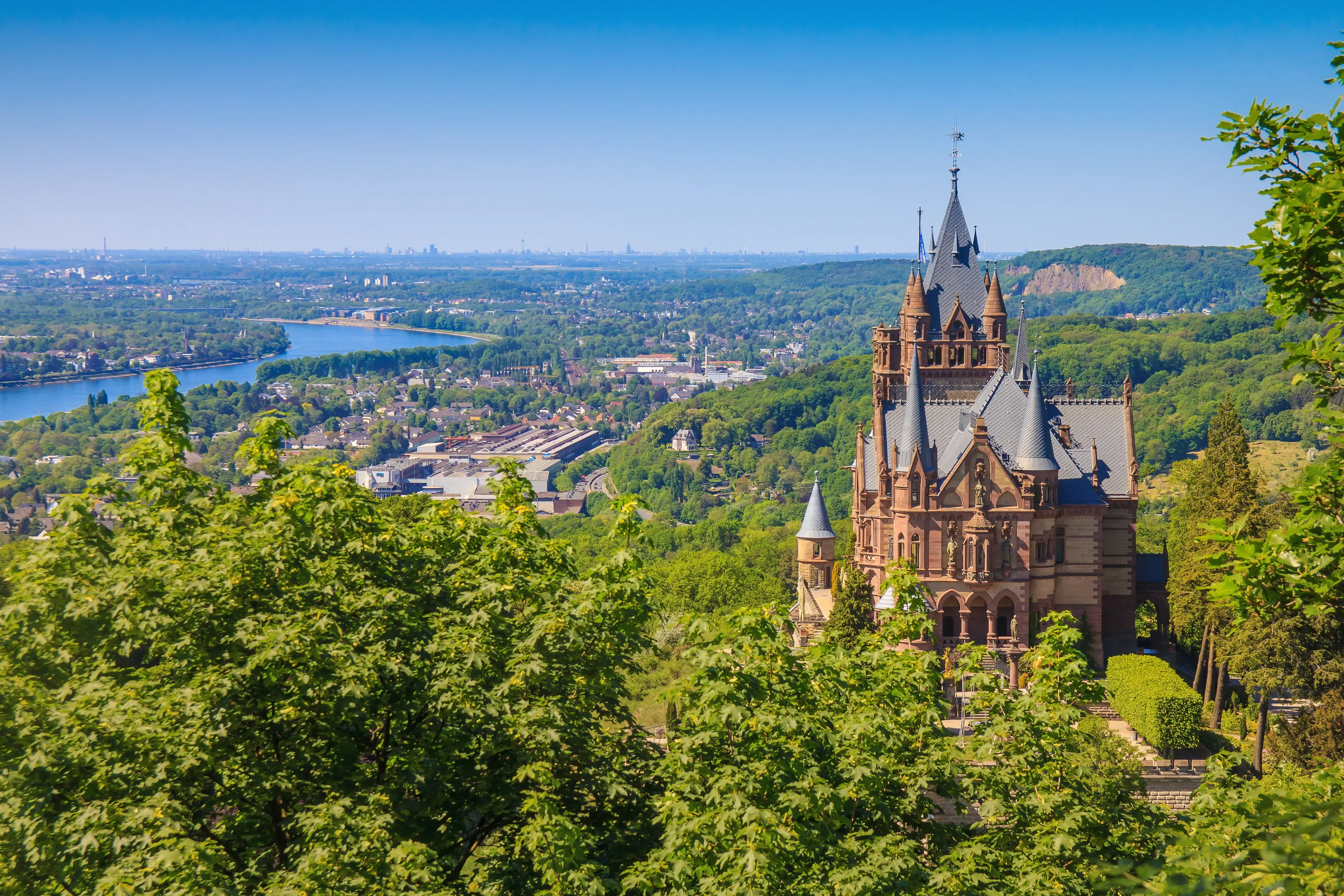 AdobeStock_204007212_Koenigswinter_Schloss_drachenburg.webp