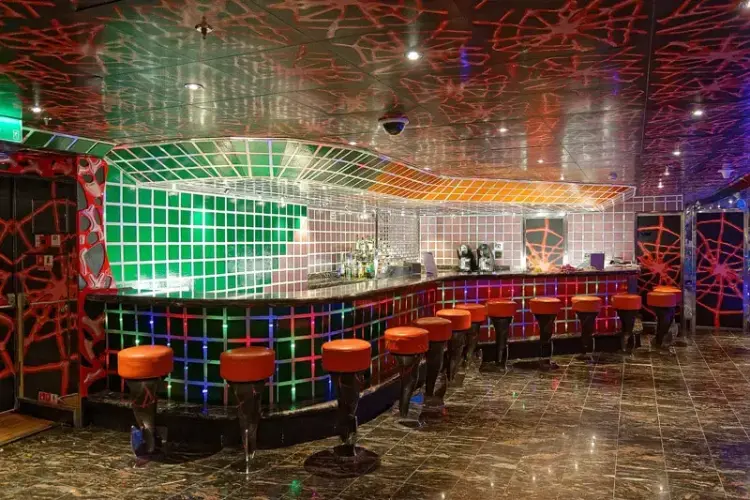 costa-pacifica-bars-lounges-discoteca-fever-5044.webp