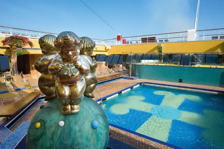 42 SwimmingPool Serena.webp