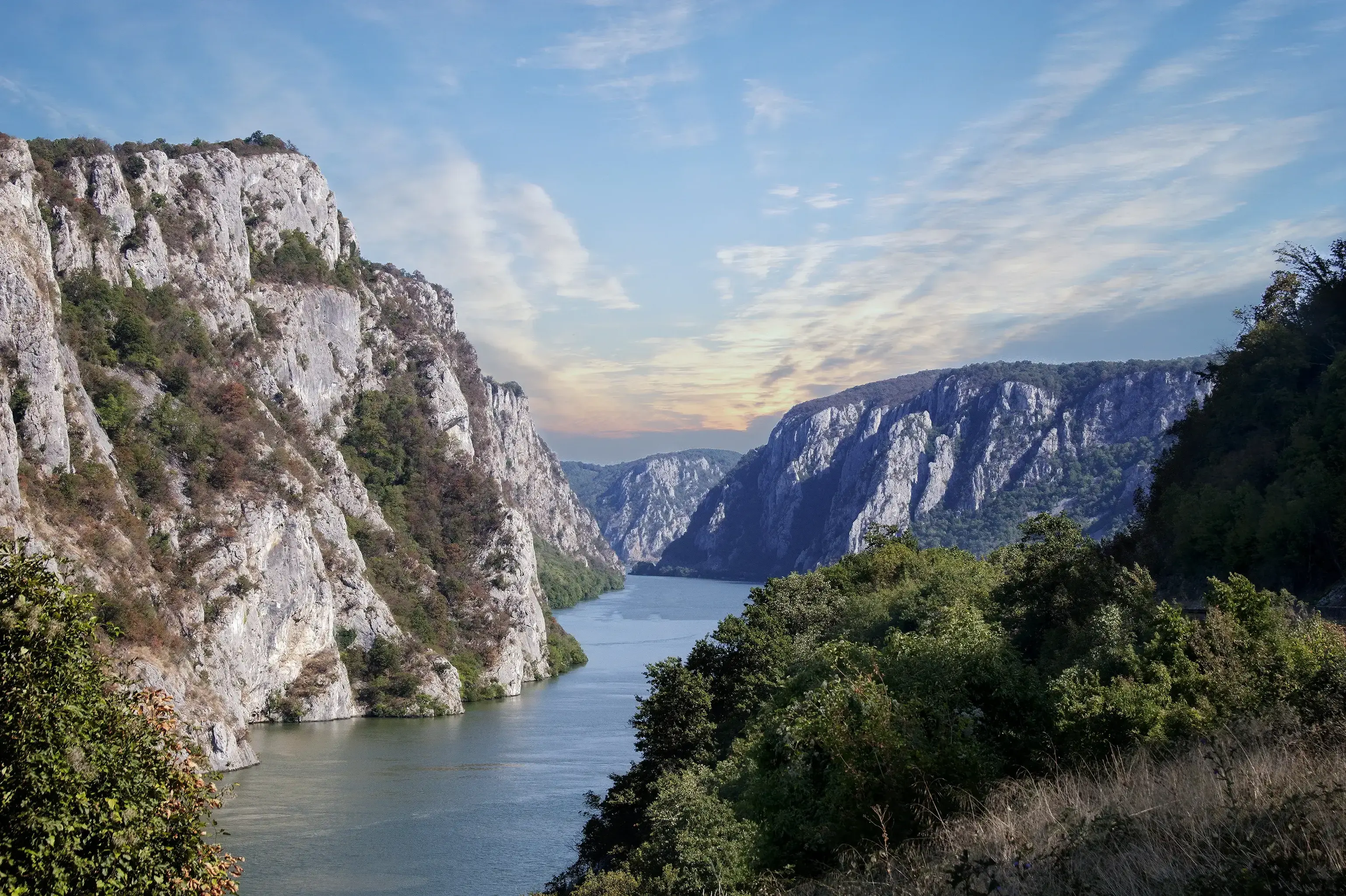 donau-donji-milanovac-adobestock-178559290.webp