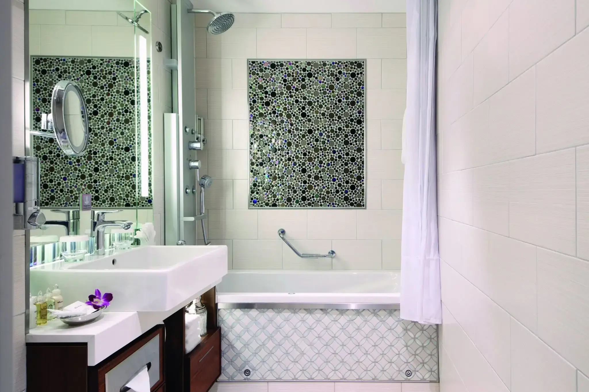 NCL Pride of America Penthouse with Large Balcony.webp