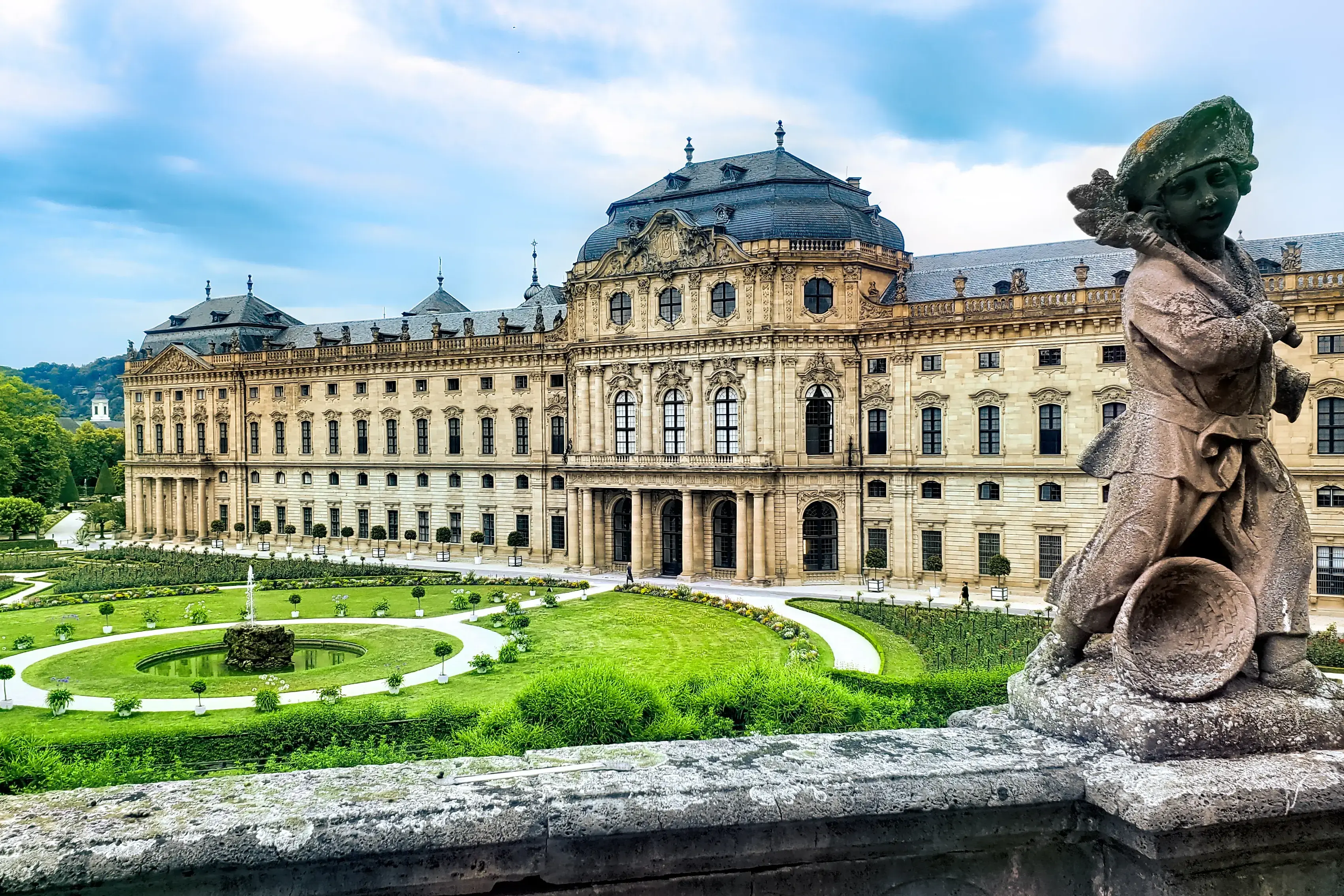 Lueftner_Cruises_Amadeus_Main_Germany_Wuerzburg_Residenz__c_shutterstock_1486189340.webp