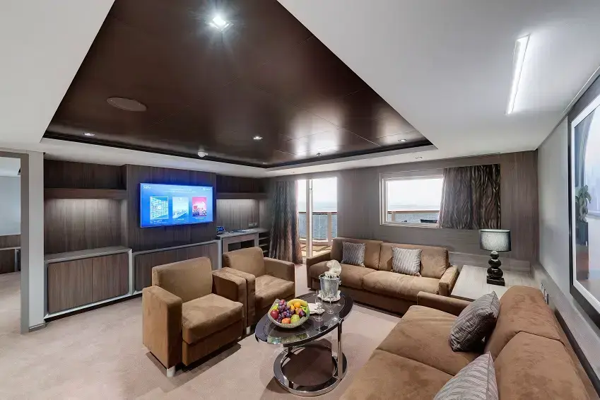 YC3 Yacht Club Royal Suit 2.webp