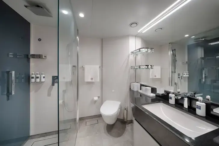 MSC25042115MSC World America, MSC Yacht Club Deluxe Suite - Bathroom (YC1).webp