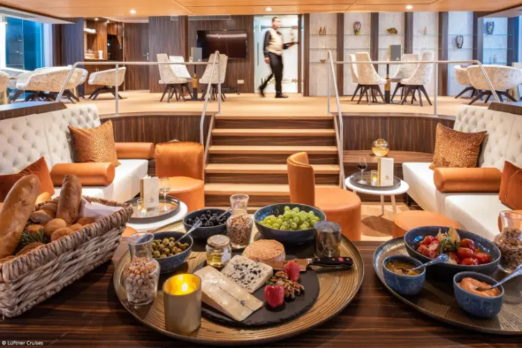 amadeus-flusskreuzfahrten-ms-amadeus-star-3winebar.webp