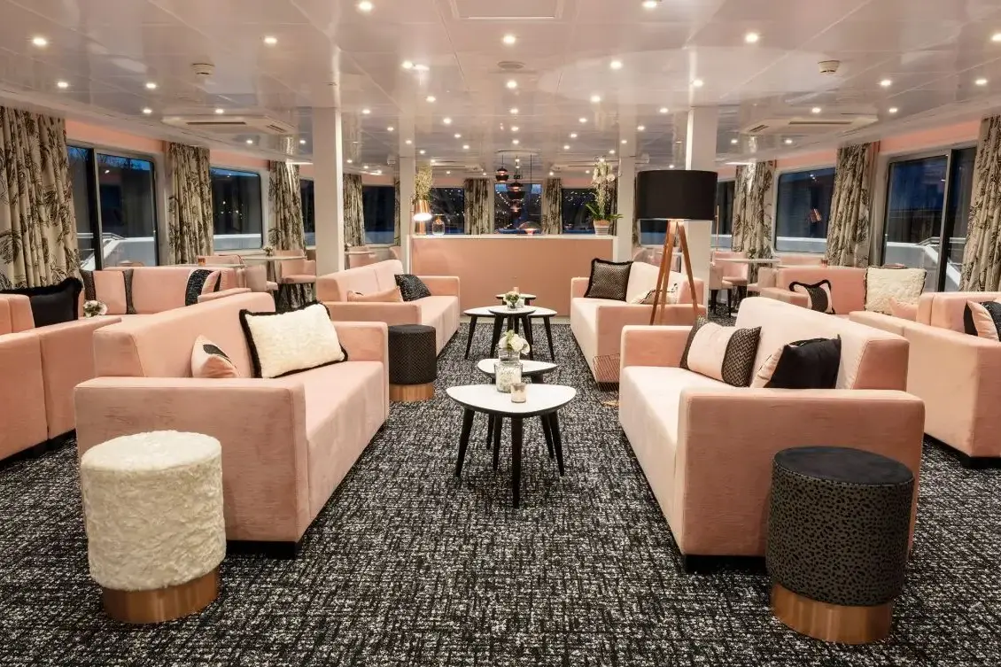 Salon and bar 2.webp