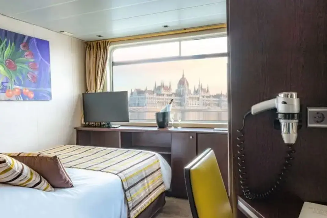 MIDDLE DECK 1 DOUBLE BED - HANDICAPED CABIN CAT C.webp