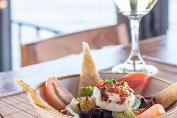 assiette-verre-vin-blanc-rv-african-dream.webp