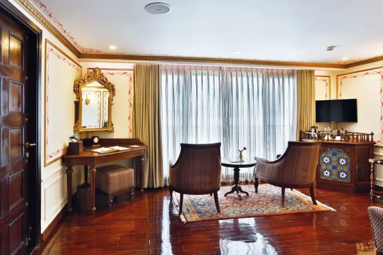RV Ganges Voyager Maharaja Suite ©CroisiEurope 2.webp