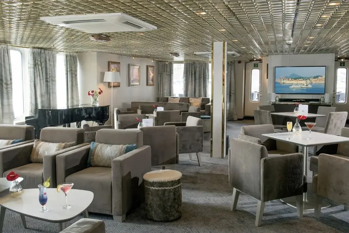 MV La Belle de l'Adriatique salon bar.webp