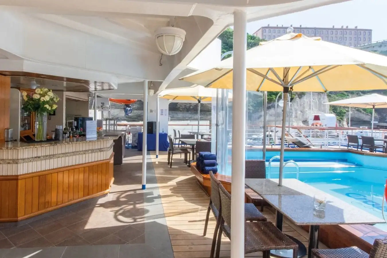la-belle-des-oceans-bar02-piscine-pont5-corse-CroisiEurope-389739©Alexandre Sattler-1.webp