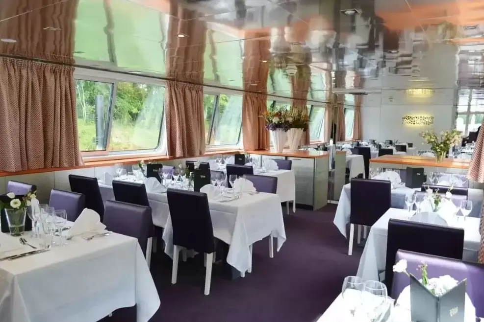 MS RAYMONDE restaurant 1.webp