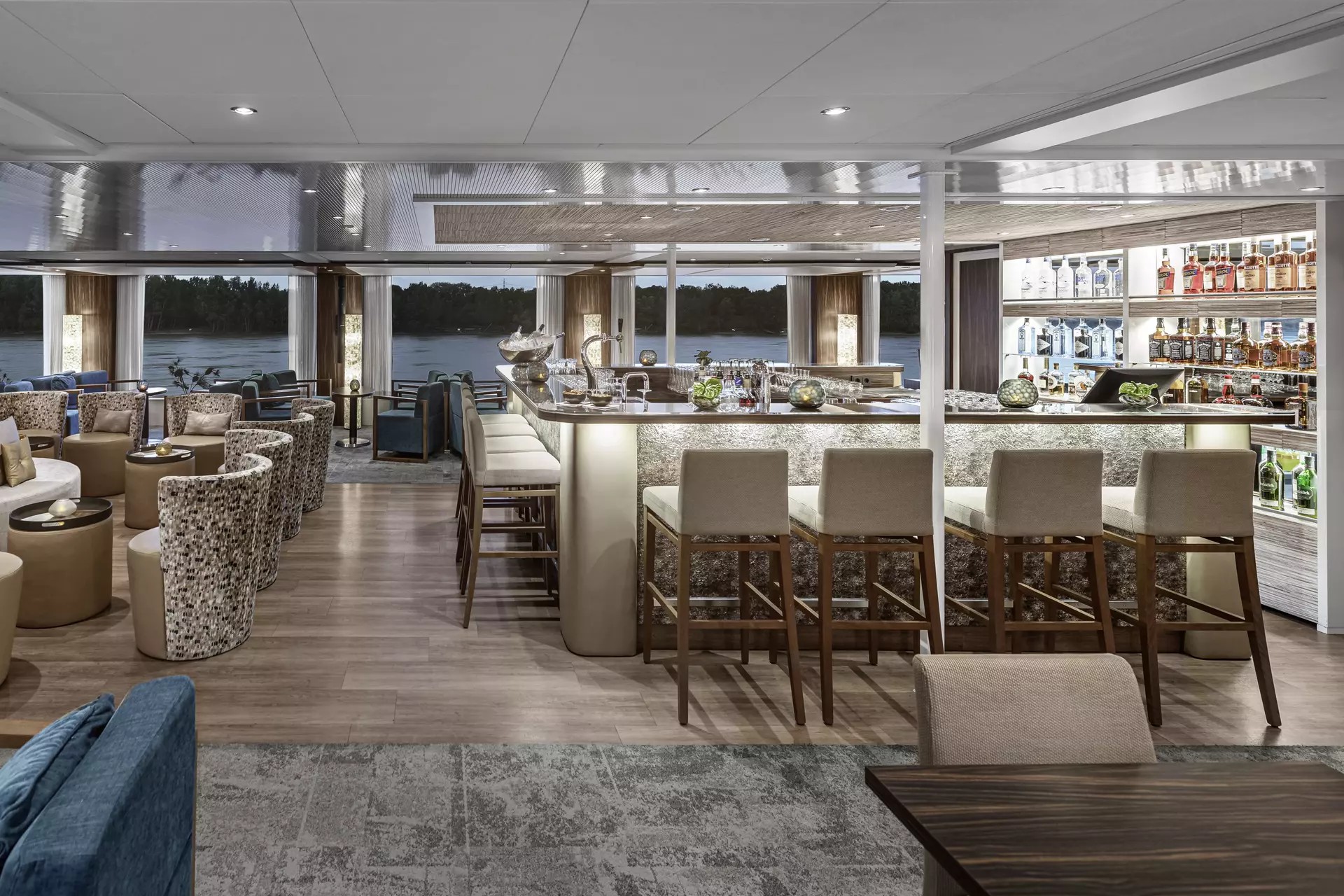 csm_Lueftner_Cruises_AMADEUS_Queen_Bar_6f2344129f.jpg