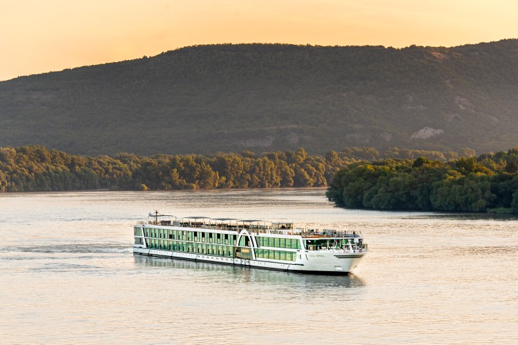 Lueftner_Cruises_AMADEUS_Imperial_outside_view_Danube_02.jpg