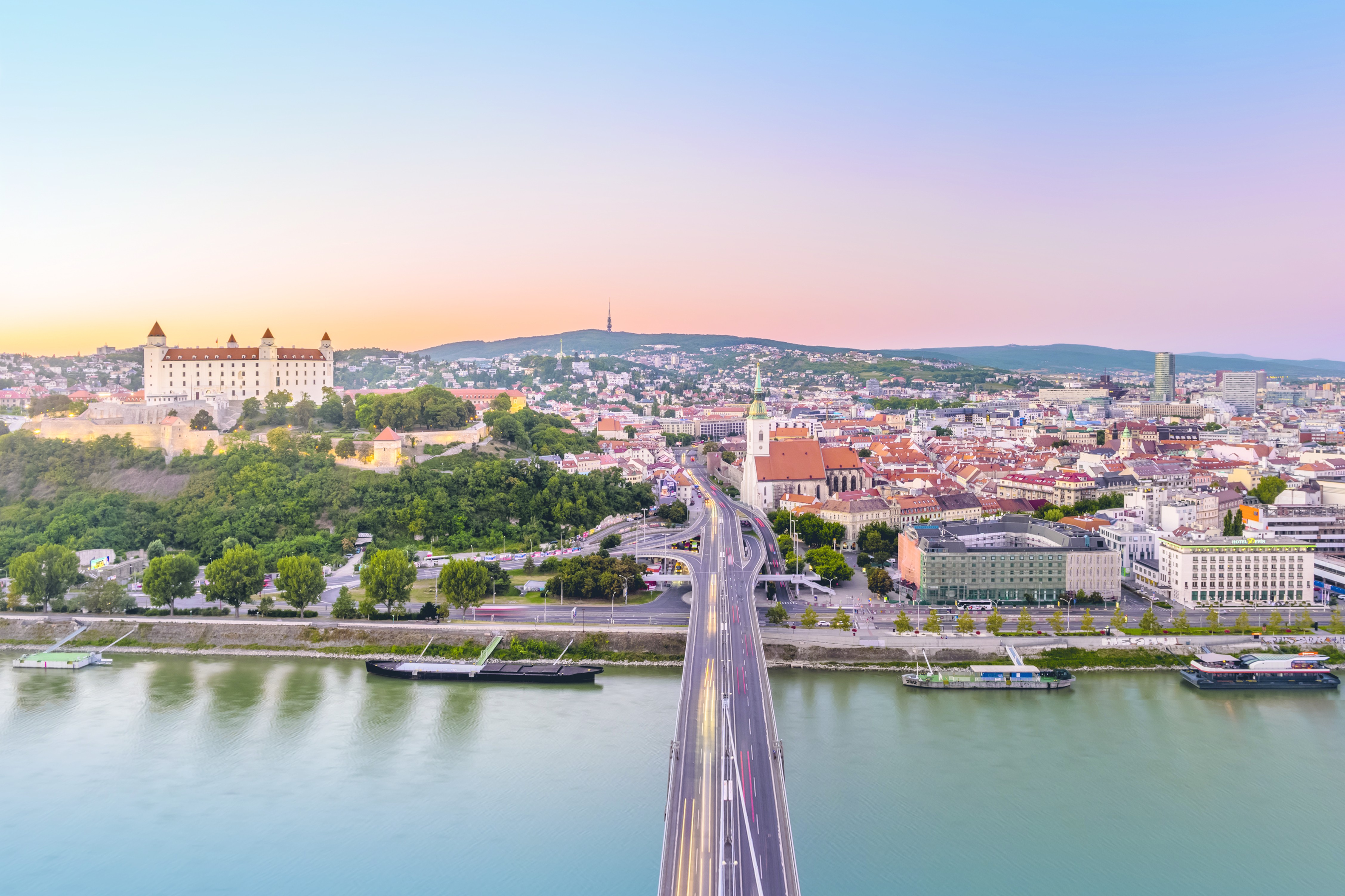 Lueftner_Cruises_Amadeus_Slovakia_Bratislava_Castle_sunset__c_LU494556136.tif