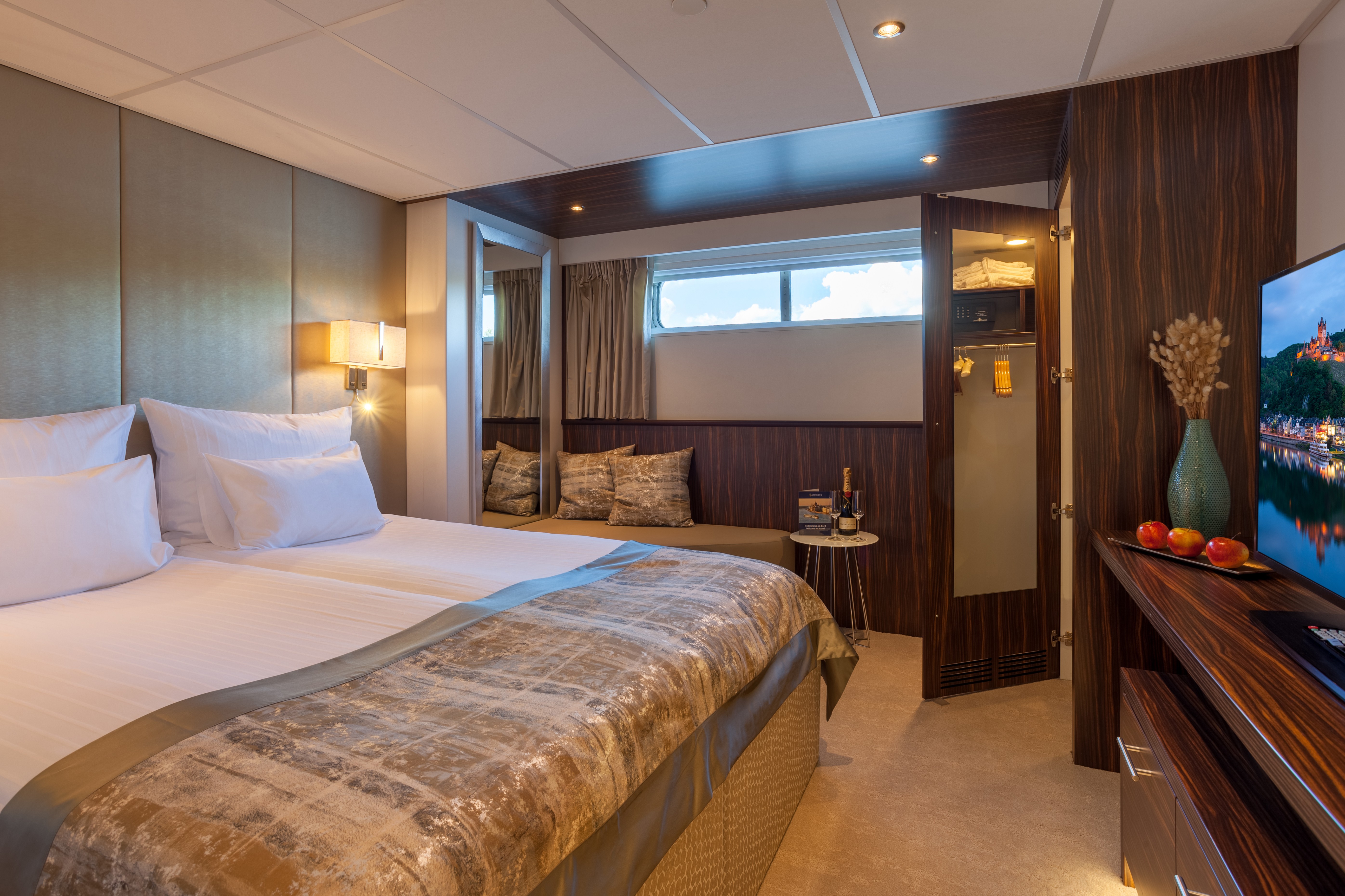 Lueftner_Cruises_AMADEUS_Imperial_Stateroom_Haydn_Deck.jpg