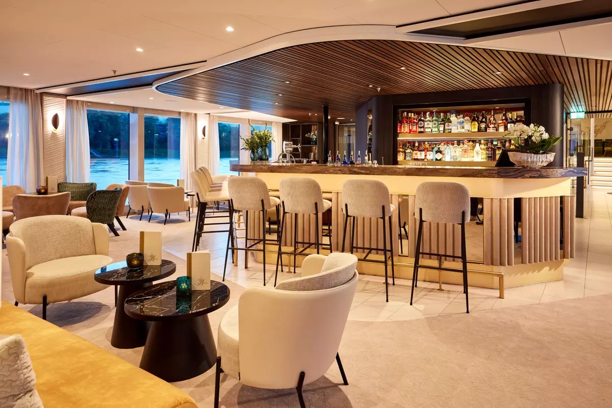 csm_Lueftner_Cruises_AMADEUS_Riva_Panorama-Bar_night_bbabe487c0.jpg