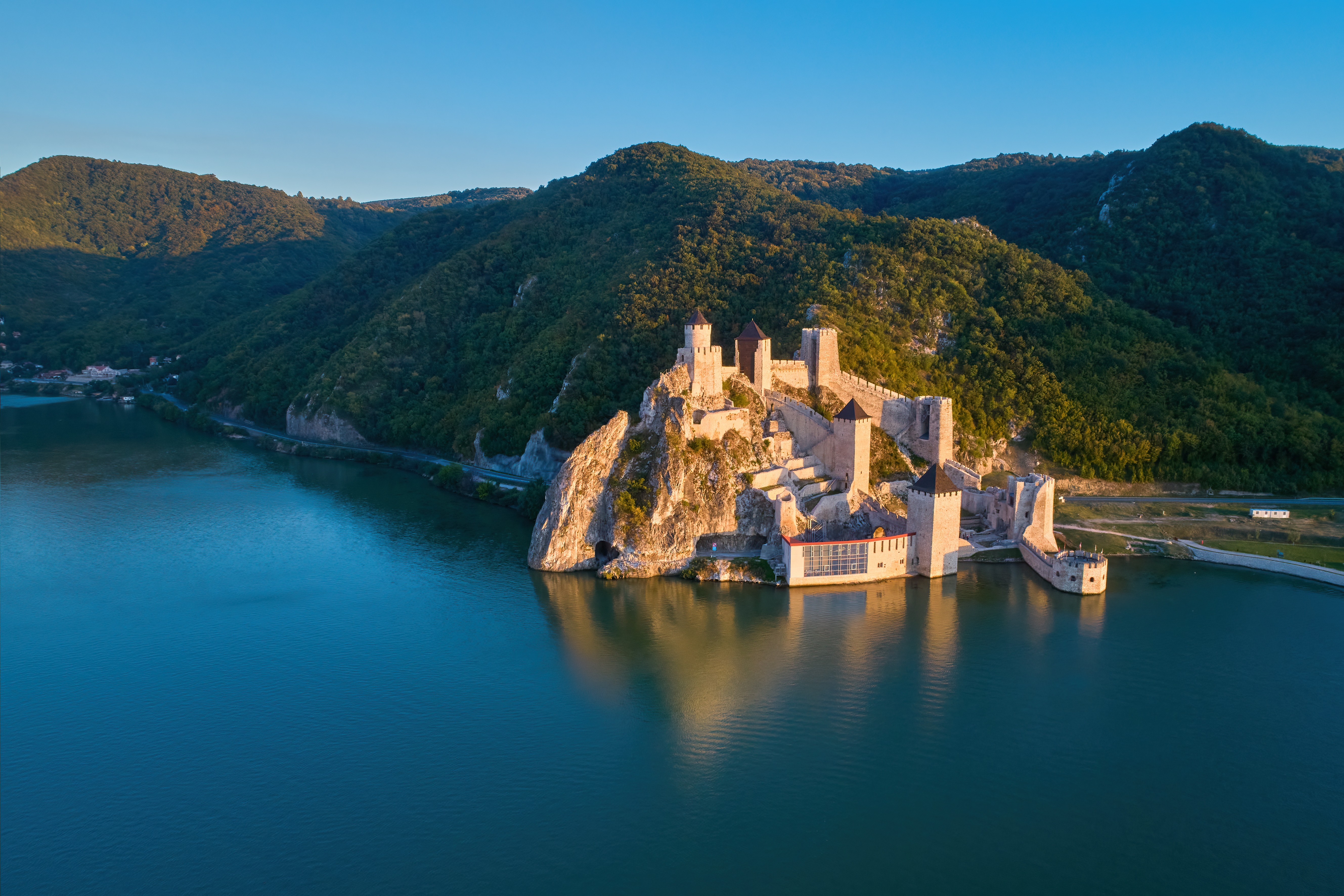 Lueftner_Cruises_Amadeus_Serbia_Fortress_Golubac__c_shutterstock_2074197314.jpg