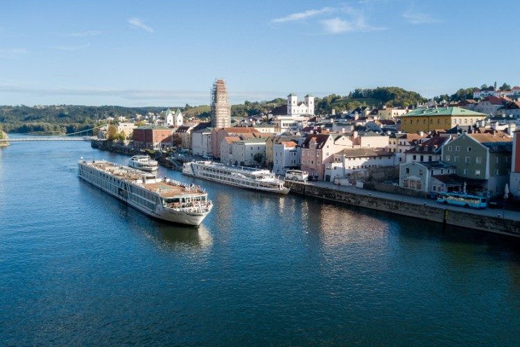 Lueftner_Cruises_AMADEUS_Silver_II_outside_view_Danube_Passau_01.jpeg