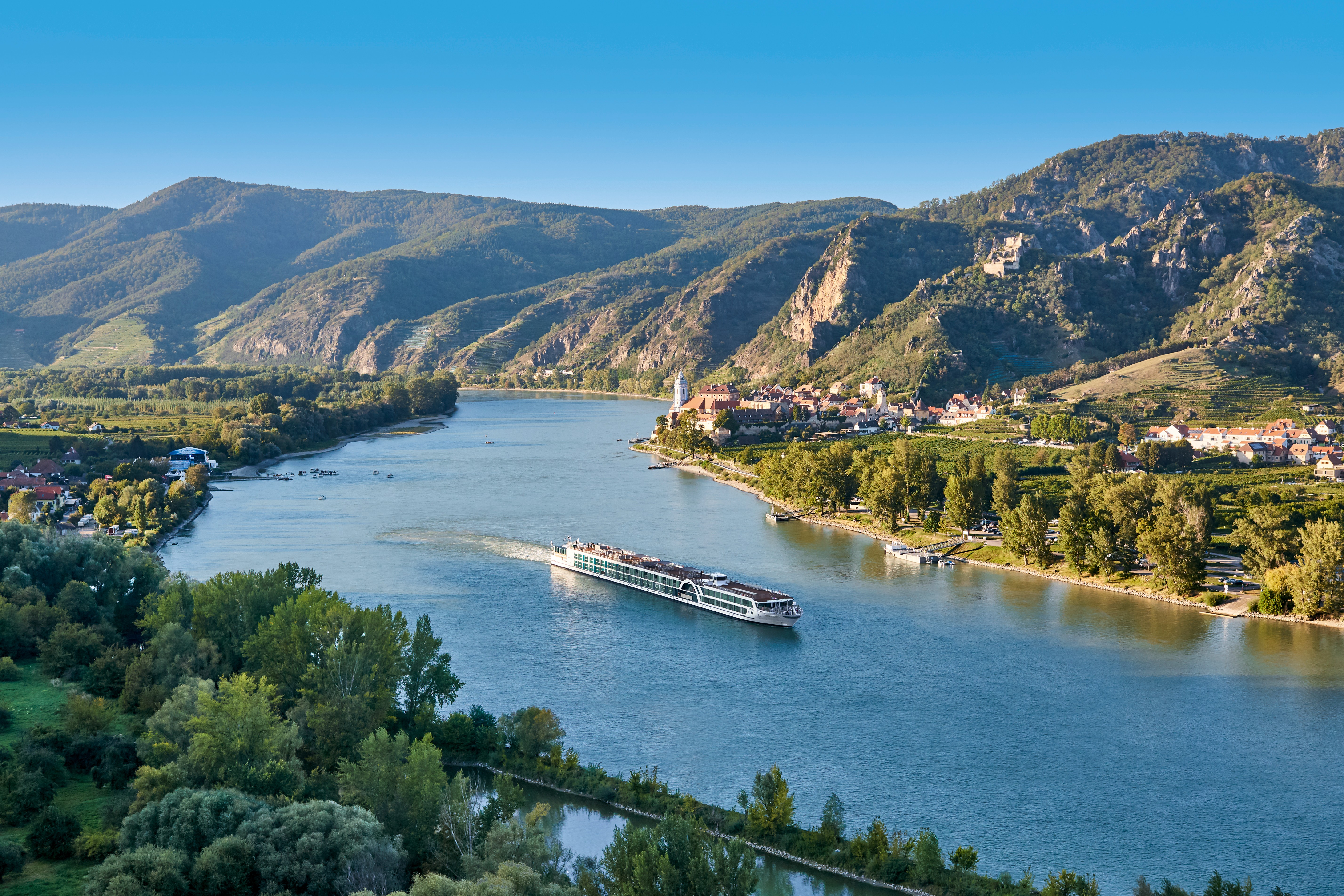 Lueftner_Cruises_AMADEUS_Queen_outside_view_Danube_Duernstein_02.jpg