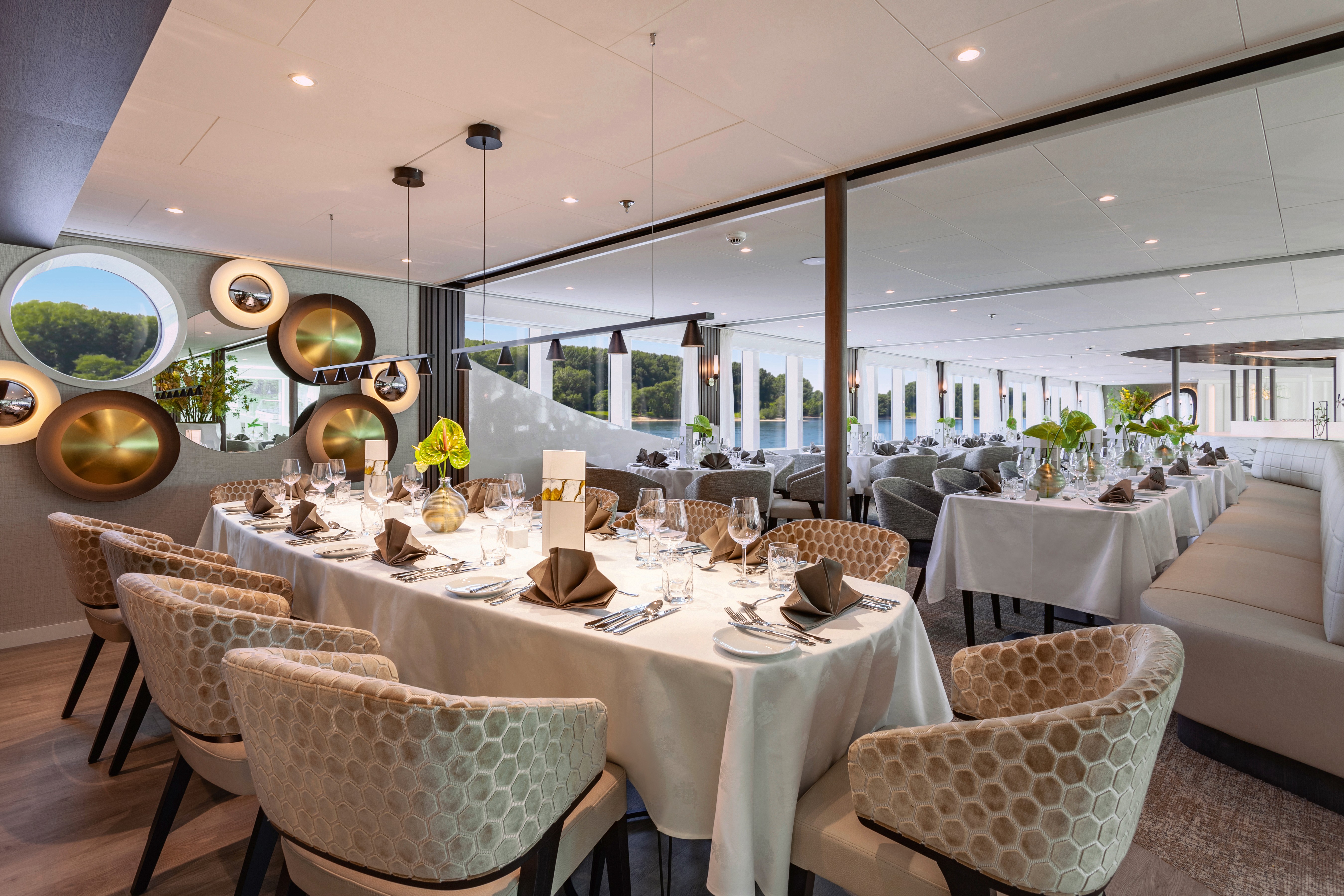 Lueftner_Cruises_AMADEUS_Cara_Restaurant_Captains_Table_01.jpg